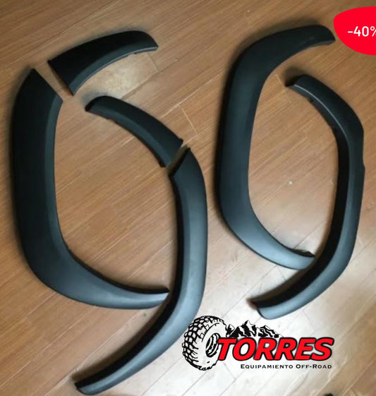 EXTENCIONES DE TAPABARROS COLOR NEGRO TOYOTA HILUX  MODELO SR  AÑO 2016 /2023